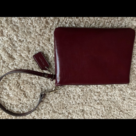 COACH Darcy patent bow small wristlet - Picture 4 of 7